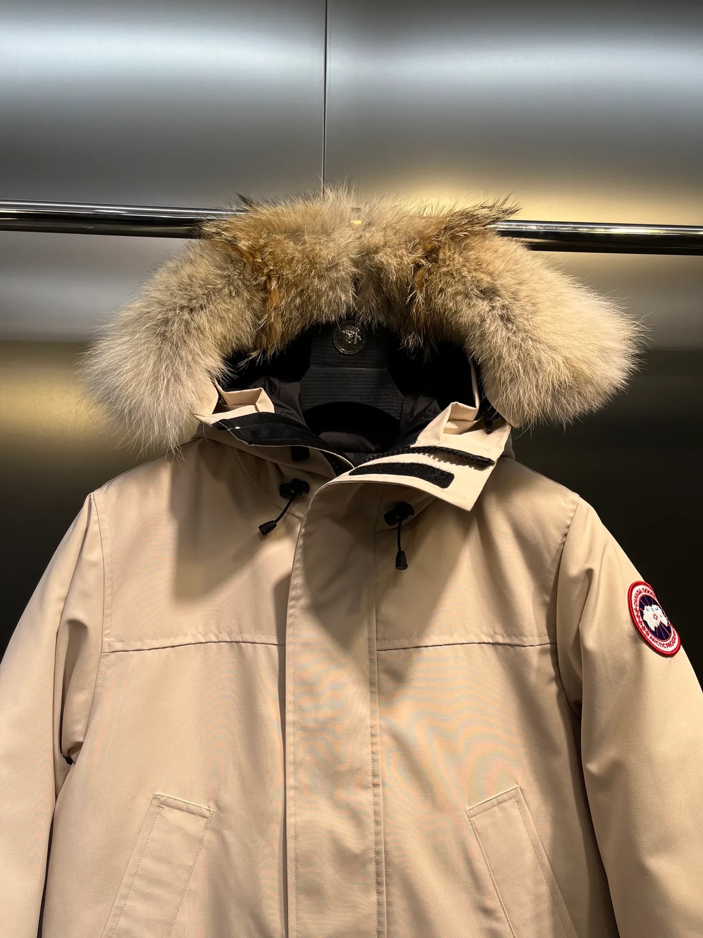 P840 𝘾𝘼𝙉𝘼𝘿𝘼 𝙂𝙊𝙊𝙎𝙀Big Goose 13# The design of Big Goose 13 is simple and elegant, a little longer than the 08 model, more suitable for men and suitable for business people. This down jacket is popular for its simple design, which is not only practical but also has a certain sense of fashion. In terms of applicability, the Daye 13 model provides good thermal insulation performance. Its thermal insulation coefficient is level 5, which can provide enough warmth and is suitable for wearing in cold environments. In addition, the Daye 13 model also has a high cost performance. Compared with other models, it provides a better balance between price and performance, making it more competitive in the market.  size：xs-xxl